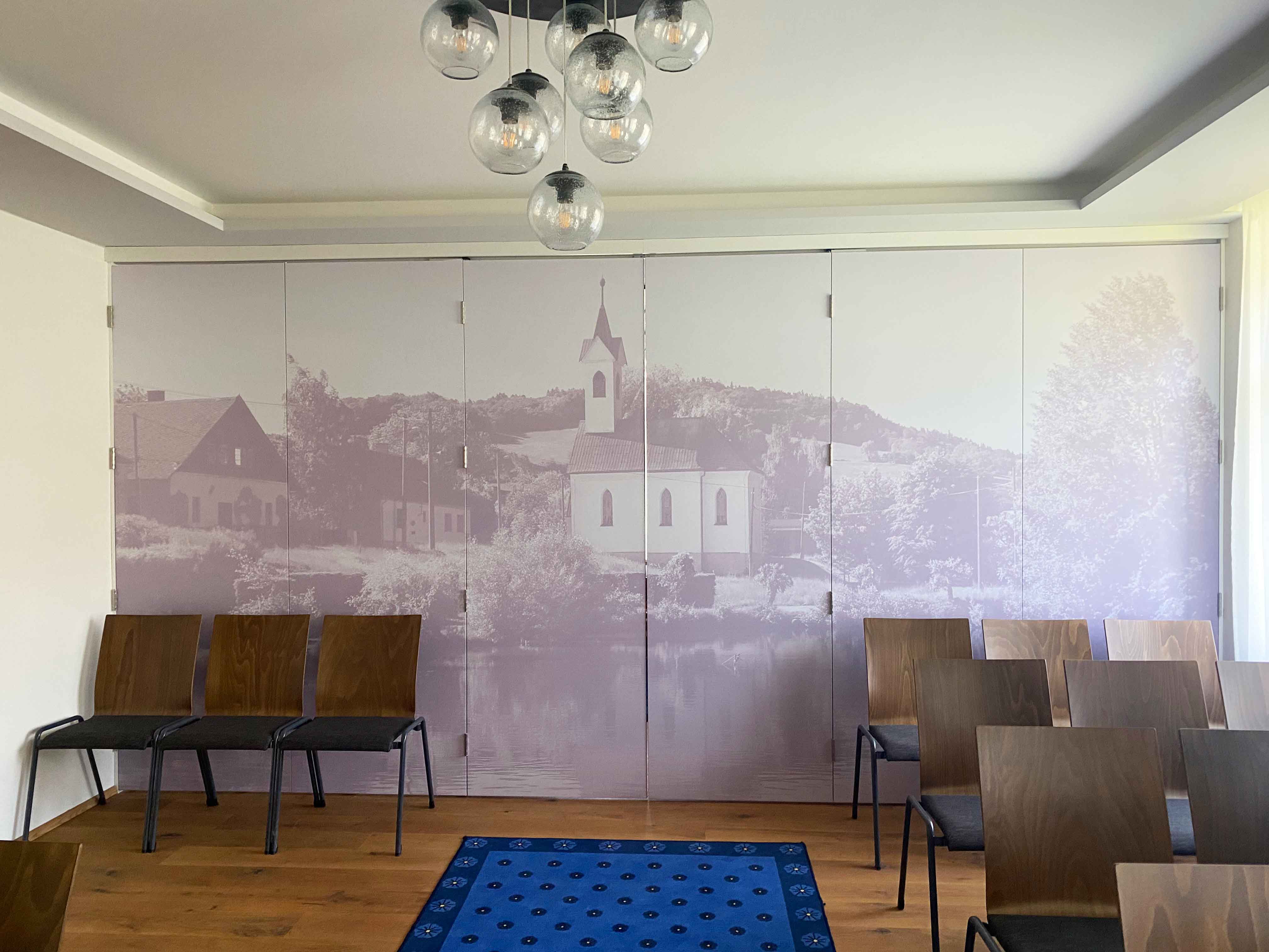 Obřadní místnost – originální modrý koberec s květy lnu 